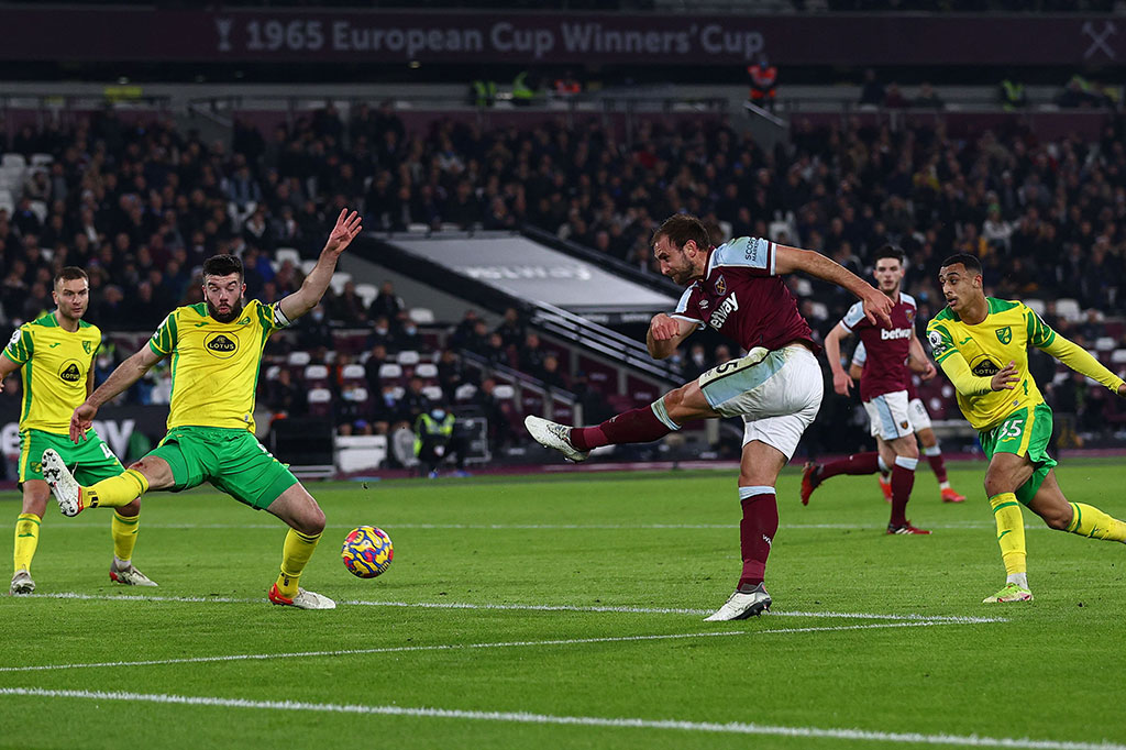 Bermain di kandang sendiri, West Ham tampil dominan dan beberapa kali membayakan daerah pertahanan Norwich City.