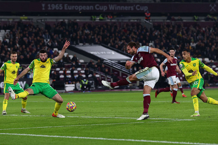 Bermain di kandang sendiri, West Ham tampil dominan dan beberapa kali membayakan daerah pertahanan Norwich City.