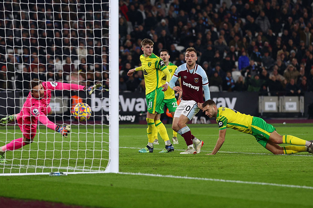 Bowen berhasil memecah kebuntuan pada menit ke-42. Sundulan Bowen menyambut umpan silang Vladimir Coufal gagal diantisipasi kiper Tim Krul. Skor berubah menjadi 1-0.