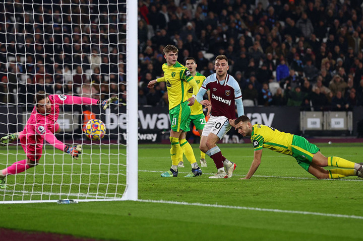 Bowen berhasil memecah kebuntuan pada menit ke-42. Sundulan Bowen menyambut umpan silang Vladimir Coufal gagal diantisipasi kiper Tim Krul. Skor berubah menjadi 1-0.