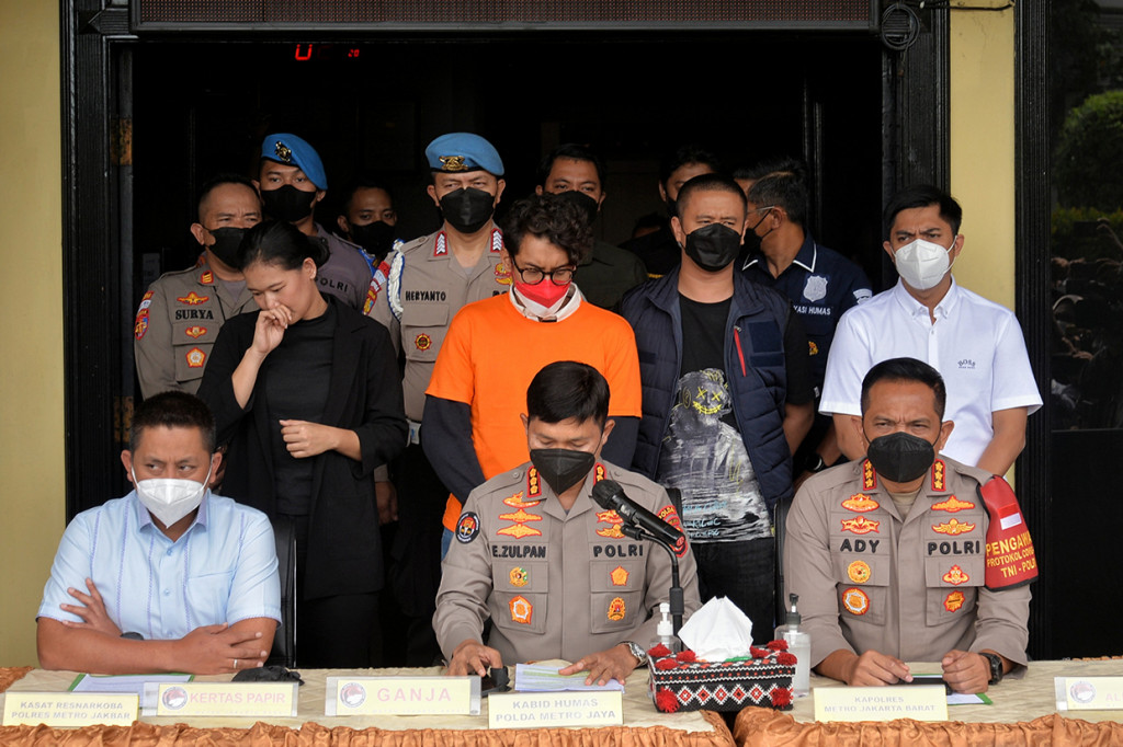 Artis sekaligus musisi Ardhito Pramono dihadirkan saat rilis penyalahgunaan Narkotika jenis ganja di Gedung Polres Jakarta Barat, Kamis, 13 Januari 2022.