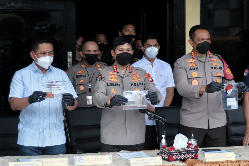 Polisi juga mengamankan barang bukti 2 buah klip narkotika jenis ganja dengan berat brutto 4,80 gram dan 1 kertas papir. 