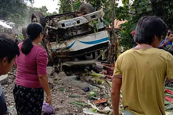 Sekitar 50 orang berdesakan di dalam truk ketika truk itu keluar dari jalan dan menabrak pohon.