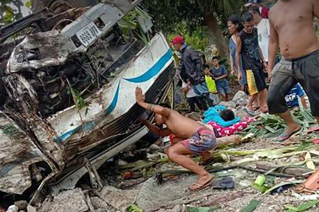 Sedikitnya 11 orang meninggal setelah sebuah truk kecil yang memuat puluhan orang, termasuk anak-anak, terbalik di Filipina selatan.