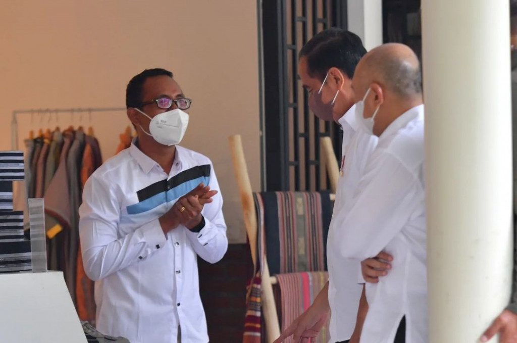 Turut mendampingi Presiden dan Ibu Iriana antara lain Menteri Sekretaris Negara Pratikno, Menteri PUPR Basuki Hadimuljono, Menteri BUMN Erick Thohir, Menteri Perhubungan Budi Karya Sumadi, Menteri Lingkungan Hidup dan Kehutanan Siti Nurbaya, Menteri Koperasi dan UMKM Teten Masduki, Gubernur Nusa Tenggara Barat.