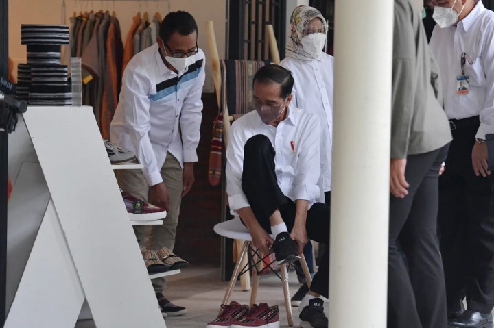 Dalam kesempatan tersebut, Presiden Jokowi membeli sepatu berwarna merah dengan kombinasi kain tenun sundawa hasil produksi UMKM Sentosa Sasak Tenun dari Desa Pringgasela. Di sisi lain, Ibu Iriana membeli dua buah tas berbahan rumput ketak hasil produksi UMKM Mawar Ketak Lombok.