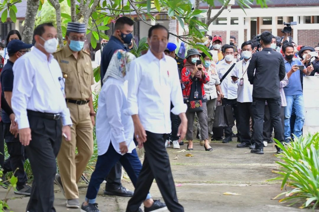Presiden Joko Widodo dan Ibu Negara Iriana Joko Widodo mengunjungi kawasan usaha mikro, kecil, dan menengah (UMKM) Bazaar Mandalika, Kabupaten Lombok Tengah, Provinsi Nusa Tenggara Barat, Kamis, 13 Januari 2022.