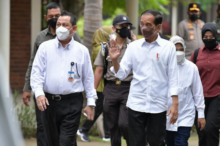 Di sana, Presiden dan Ibu Iriana menghampiri beberapa gerai produk UMKM, mulai dari gerai produk perhiasan mutiara, kain tenun, hingga sepatu.