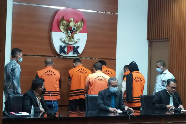 Komisi Pemberantasan Korupsi (KPK) menetapkan Bupati Penajam Paser Utara, Kalimantan Timur, Abdul Gafur Mas'ud sebagai tersangka kasus dugaan suap pengadaan barang dan jasa serta perizinan di wilayah tersebut.