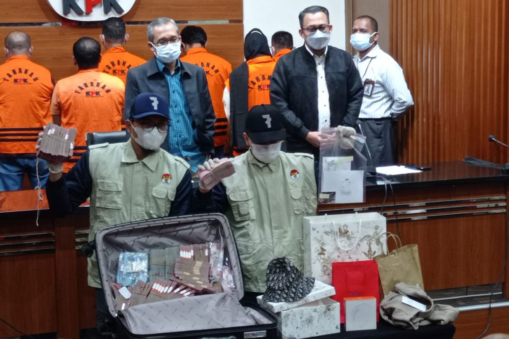 KPK juga menyita barang bukti berupa uang Rp1 miliar dan rekening bank dengan saldo Rp447 juta dalam OTT tersebut. Seperti diketahui, Abdul Gafur terkena OTT di salah satu pusat perbelanjaan di kawasan Senayan, Jakarta pada Rabu, 12 Januari 2022.