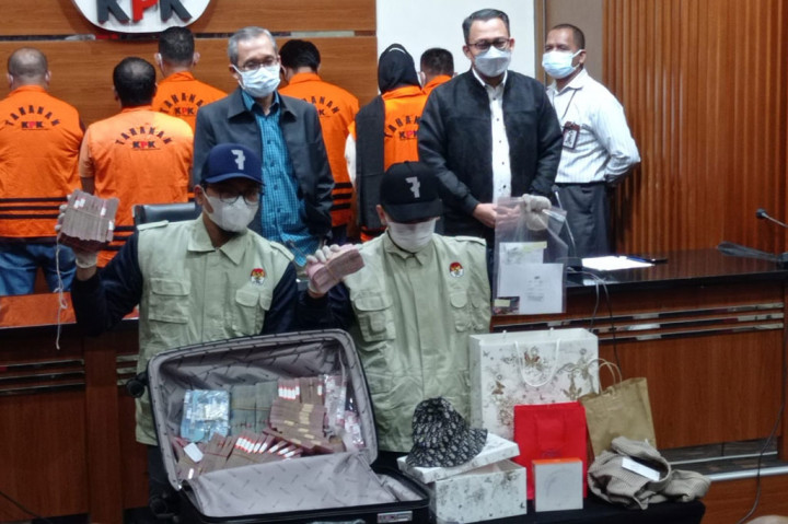 KPK juga menyita barang bukti berupa uang Rp1 miliar dan rekening bank dengan saldo Rp447 juta dalam OTT tersebut. Seperti diketahui, Abdul Gafur terkena OTT di salah satu pusat perbelanjaan di kawasan Senayan, Jakarta pada Rabu, 12 Januari 2022.