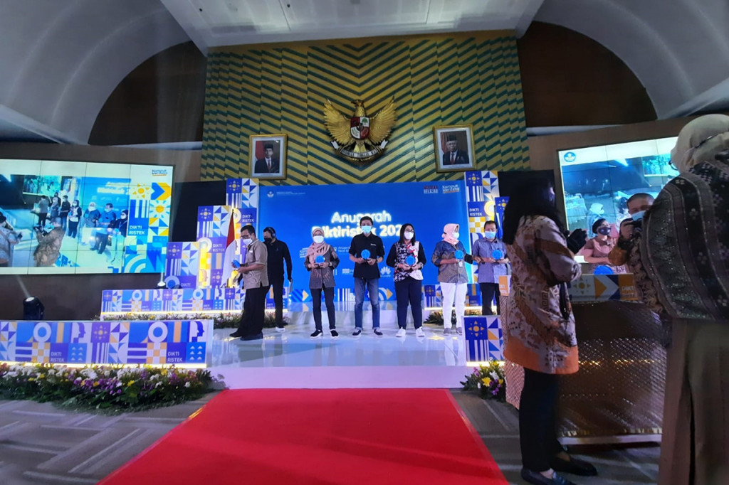 Jurnalis Medcom.id, Ilham Pratama Putra kembali terpilih sebagai jurnalis media daring terbaik pada Anugerah Jurnalis dan Media Pendidikan Tinggi, Riset dan Teknologi (Diktiristek) Kementerian Pendidikan, Kebudayaan, Riset dan Teknologi (Kemendikbudristek) 2021.