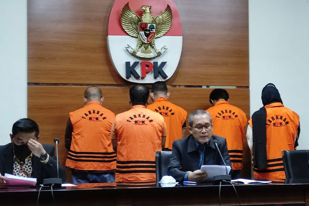 Komisi Pemberantasan Korupsi (KPK) menetapkan Bupati Penajam Paser Utara, Kalimantan Timur, Abdul Gafur Mas'ud sebagai tersangka kasus dugaan suap pengadaan barang dan jasa serta perizinan di wilayah tersebut.