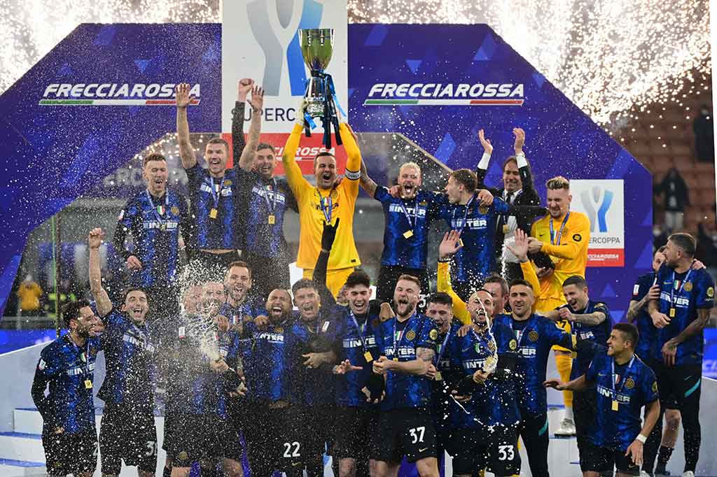 Inter Milan berhasil menjuarai Piala Super Italia 2021 usai mengalahkan Juventus dengan skor ketat 2-1, Kamis, 13 Januari 2022 dini hari WIB. Gol penentu kemenangan Nerazzurri dicetak oleh Alexis Sanchez pada detik-detik terakhir perpanjangan waktu.
