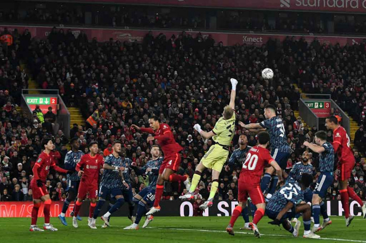 The Reds sempat memperoleh peluang pada menit ke-12 saat kiper Arsenal, Aaron Ramsdale melakukan blunder kala menyapu bola yang malah membentur Jordan Henderson. Tapi kapten Liverpool itu tidak berada dalam posisi yang nyaman untuk mengejar kulit bundar dan hanya menghasilkan sepak pojok.