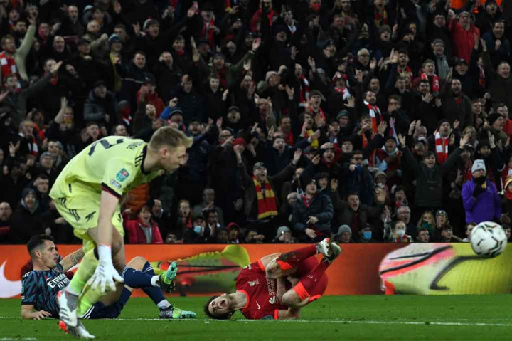 Tim tamu mendapat kerugian besar ketika Granit Xhaka diganjar kartu merah setelah secara ceroboh mengangkat kaki terlalu tinggi dan berakhir melanggar Diogo Jota dalam situasi serangan balik Liverpool pada menit ke-24.