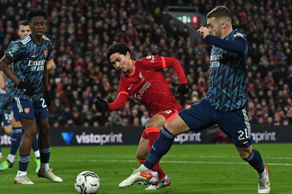 Tiga menit memasuki babak kedua, Takumi Minamino melepaskan umpan silang yang terlalu tajam dan nyaris memperdaya Ramsdale, tapi bola berakhir disapu oleh Gabriel Magalhaes.