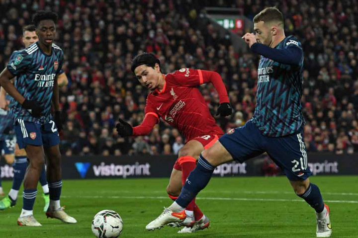 Tiga menit memasuki babak kedua, Takumi Minamino melepaskan umpan silang yang terlalu tajam dan nyaris memperdaya Ramsdale, tapi bola berakhir disapu oleh Gabriel Magalhaes.