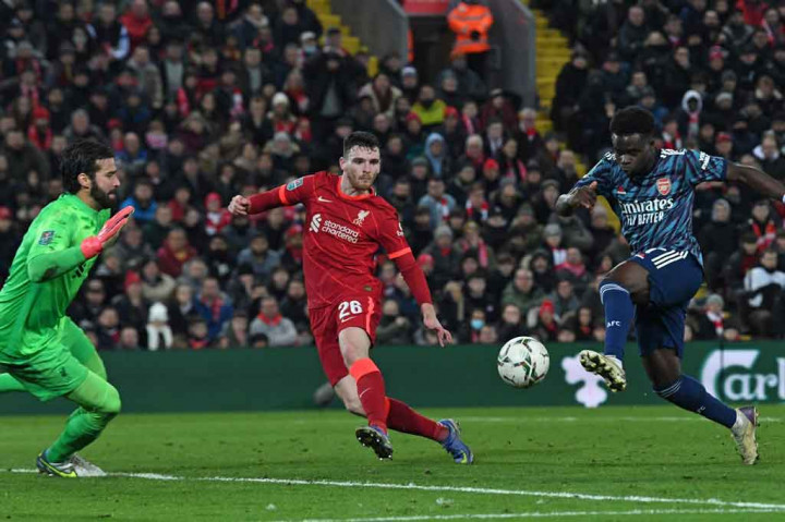 Tim tamu kemudian membukukan satu-satunya tembakan tepat sasaran sepanjang laga melalui Bukayo Saka pada menit ke-72, tetapi kiper Alisson Becker bisa mengamankan gawangnya. 