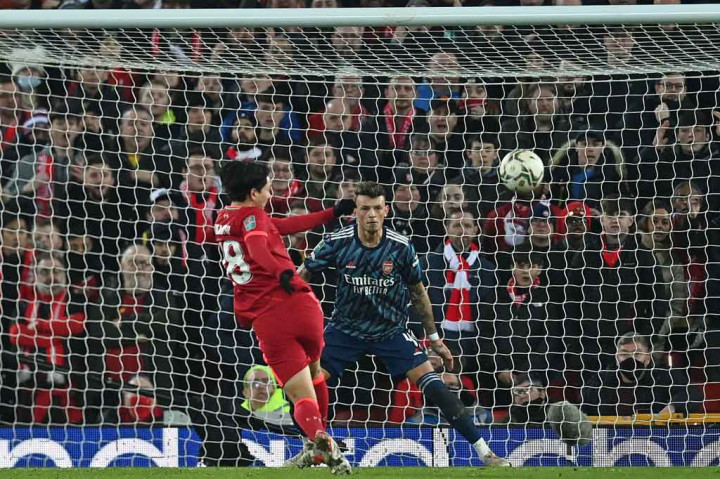 Di pengujung waktu normal, Liverpool mendapatkan peluang emas untuk memenangkan pertandingan ketika Ramsdale melakukan antisipasi tak sempurna dan menciptakan kemelut di depan gawang Arsenal. Sayang Minamino malah melepaskan tembakan melambung di muka gawang yang sudah menganga.