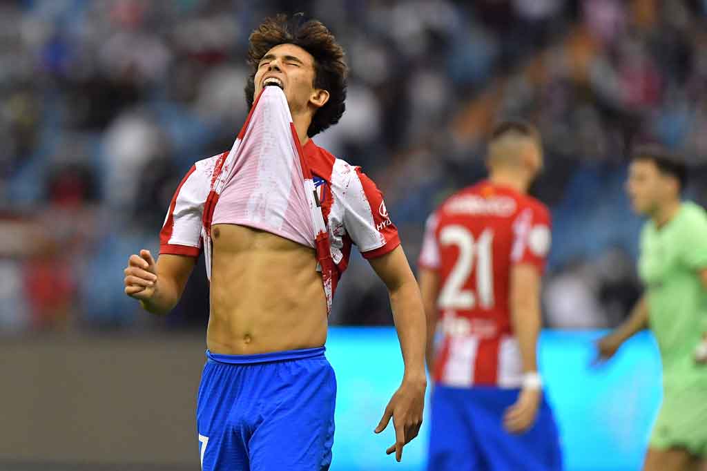 Atletico sudah menciptakan peluang saat pertandingan baru berjalan dua menit lewat tendangan kaki kanan Joao Felix dari dalam kotak penalti. Sayang bola masih melambung tinggi.