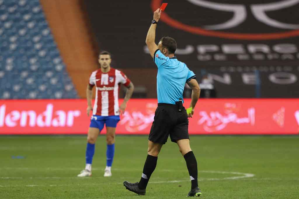 Menjelang berakhirnya pertandingan, pemain Atletico Jose Gimenez mendapatkan kartu merah langsung setelah melakukan pelanggaran terhadap Inigo Martinez. Tidak ada tambahan gol hingga wasit meniup peluit tanda pertandingan usai.