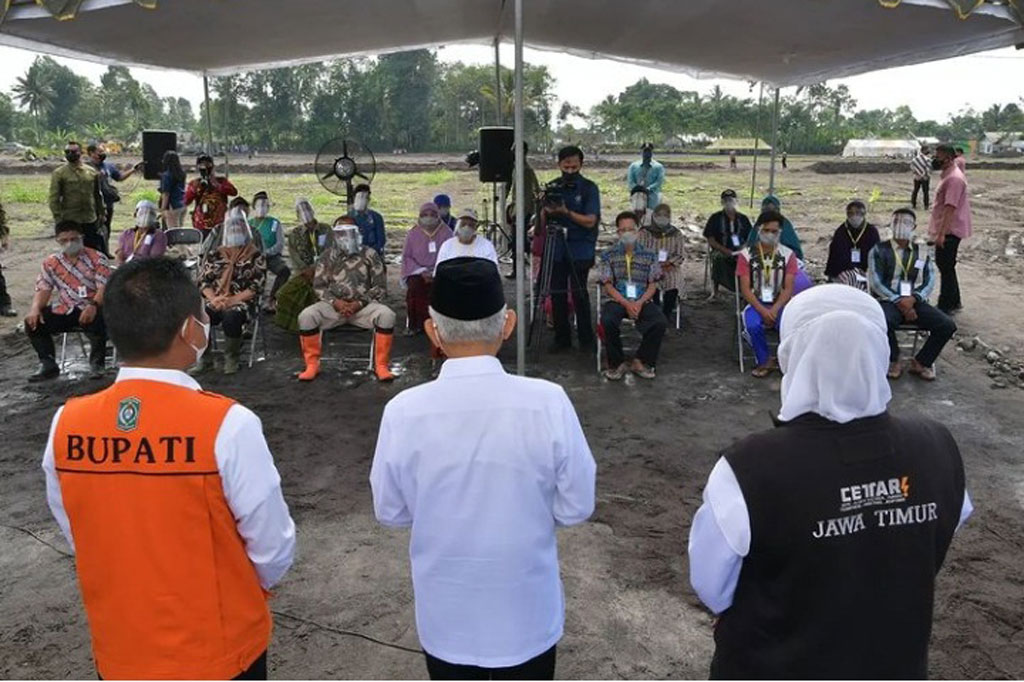 Wapres kemudian melakukan dialog langsung dengan masyarakat setempat dan meninjau lokasi pembangunan huntara.