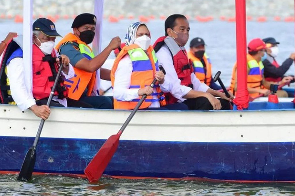 Presiden Joko Widodo didampingi oleh Ibu Negara Iriana Joko Widodo menaiki perahu mengelilingi Bendungan Bintang Bano yang terletak di Kabupaten Sumba Barat, Nusa Tenggara Barat, Jumat, 14 Januari 2022. 