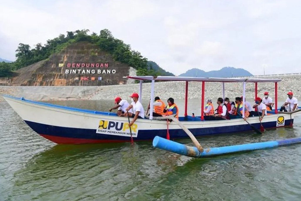 Tampak Presiden turut mendayung perahu bersama beberapa atlet dayung dalam perahu yang sama. Turut ikut dalam kapal tersebut yaitu Menteri PUPR Basuki Hadimuljono.