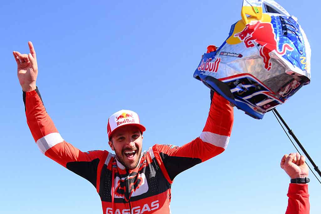Pembalap asal Inggris Sam Sunderland mengklaim gelar juara Reli Dakar 2022 setelah menyelesaikan etape 12 di Jeddah, Arab Saudi, Jumat, 14 Januari 2022. Sunderland mengantongi keunggulan tiga menit 27 detik atas rival terdekatnya, Pablo Quintanila. 