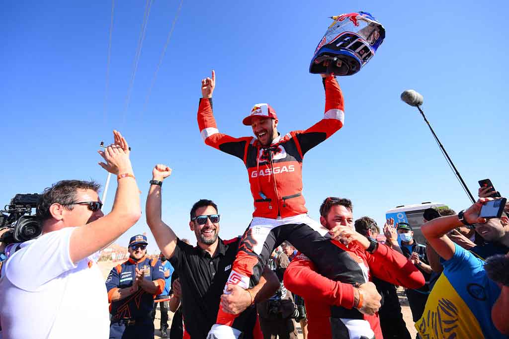 Namun margin tujuh menit yang dikantongi Sunderland sedari semalam cukup membuat sang pembalap tim GasGas merebut titel Dakar untuk kedua kalinya sejak kemenangannya di edisi 2017, saat reli tersebut digelar di daratan Amerika Selatan.  