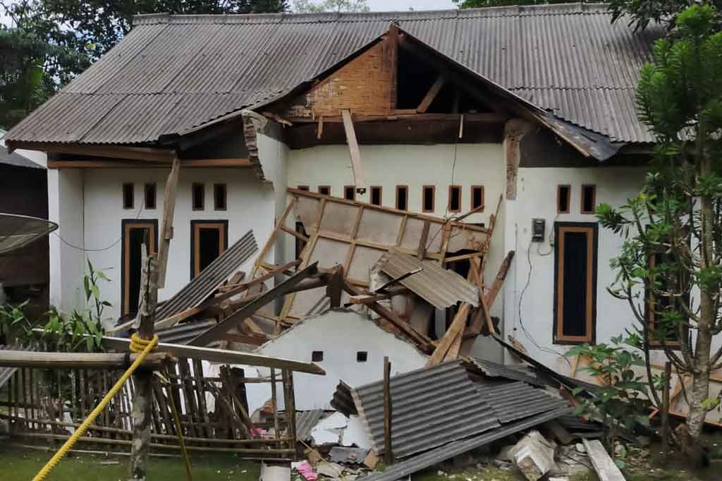 Badan Meteorologi Klimatologi dan Geofisika (BMKG) merilis pusat gempa berada di 7.01 LS dan 105.26 BT di kedalaman 10 meter.