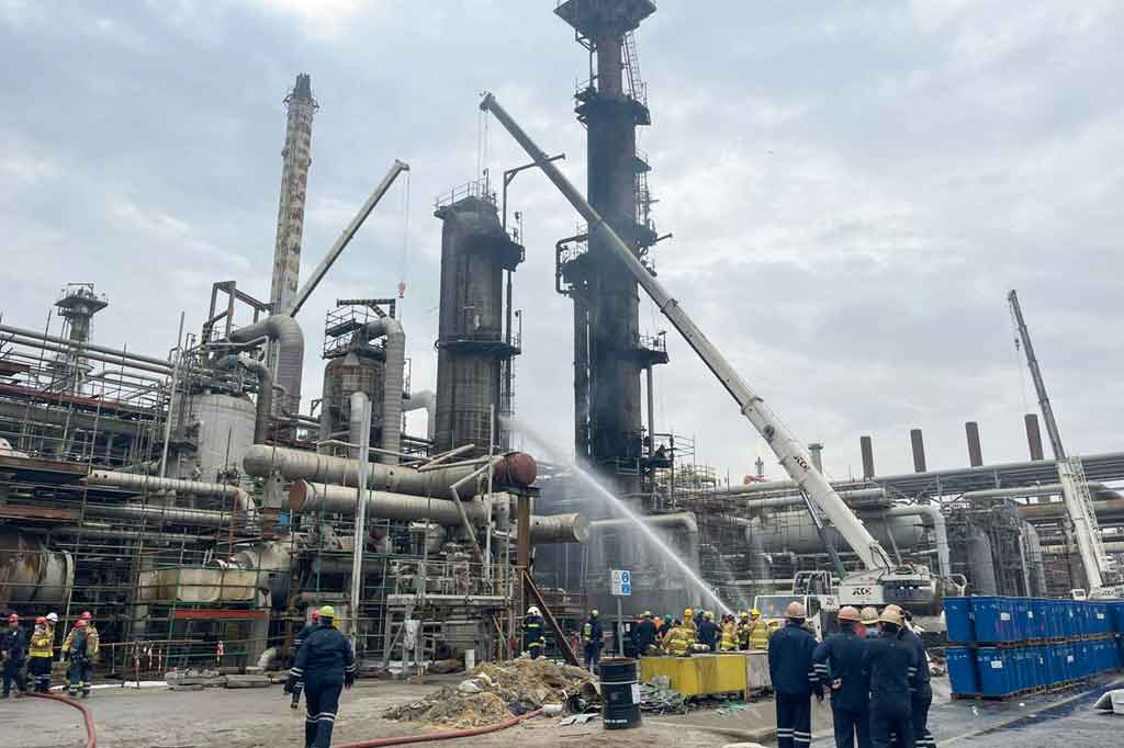 Petugas pemadam kebakaran berusaha memadamkan api di kilang al-Ahmadi di selatan Kota Kuwait pada Jumat, 14 Januari 2022. Dua orang meninggal dunia dan 10 lainnya cedera akibat kebakaran tersebut