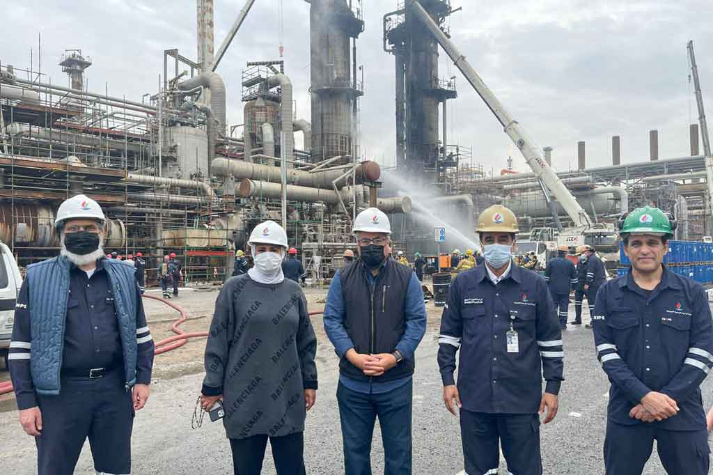 Menteri Perminyakan Mohammed al-Fares (tengah) bersama jajaran mengunjungi lokasi kebakaran.  Sementara Perusahaan Minyak Nasional Kuwait (KNPC) mengatakan operasi penyulingan dan ekspor Kuwait tidak terpengaruh, karena unit  yang terbakar itu sudah tidak beroperasi.