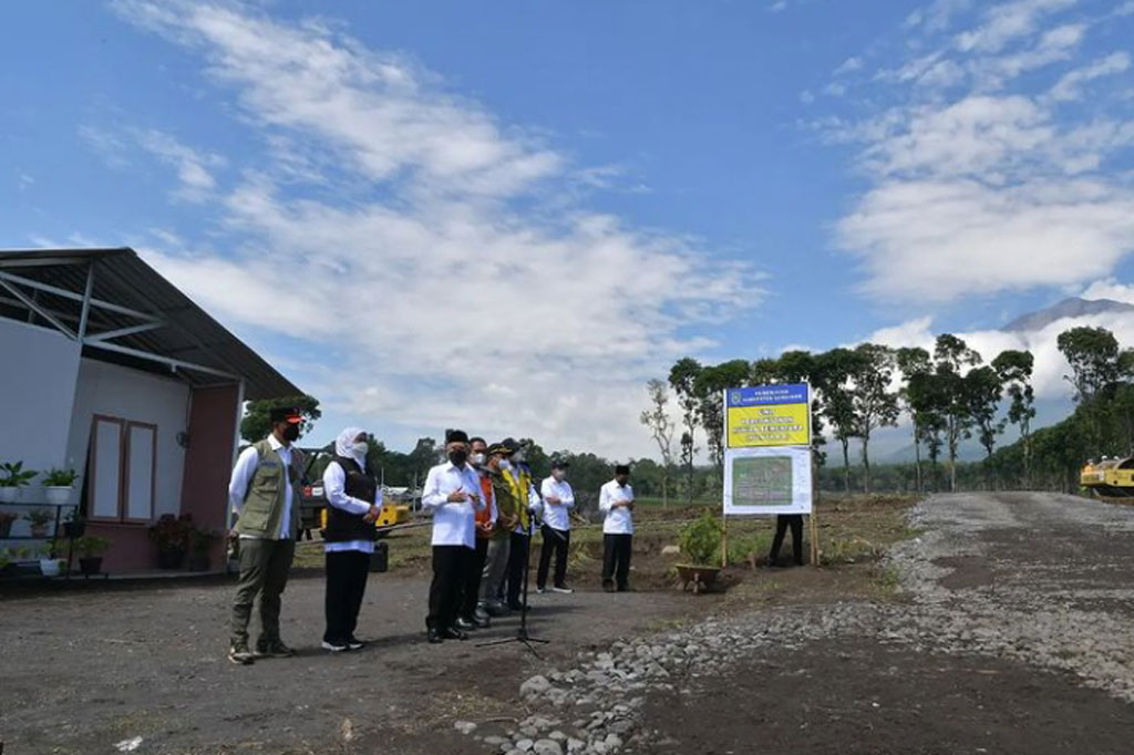 Wakil Presiden Ma'ruf Amin meninjau lokasi pembangunan hunian sementara (huntara) bagi masyarakat terdampak erupsi Gunung Semeru yang berada di Desa Sumber Mujur, Kecamatan Candipuro, Kabupaten Lumajang, Provinsi Jawa Timur, Jumat, 14 Januari 2022.
