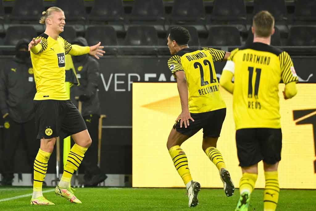 Erling Haaland membawa timnya unggul 3-0 di masa injury time babak pertama menyelesaikan umpan terobosan Jude Bellingham.