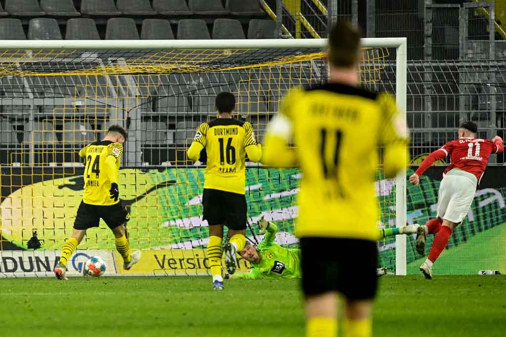 Ermedin Demirovic memperkecil ketertinggalan bagi tim tamu tepat ketika laga memasuki waktu satu jam.