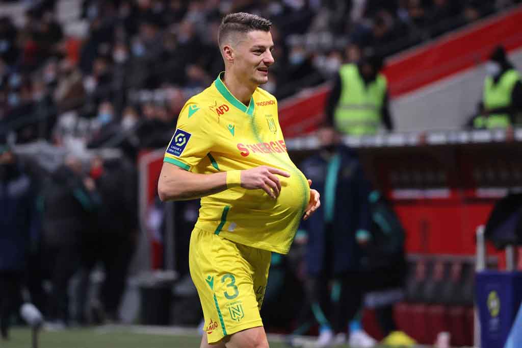 Tim tamu menjawabnya satu menit sebelum turun minum lewat  tendangan bebas melengkung dari jarak 25 meter Andrei Girotto yang menaklukkan kiper Walter Benitez.