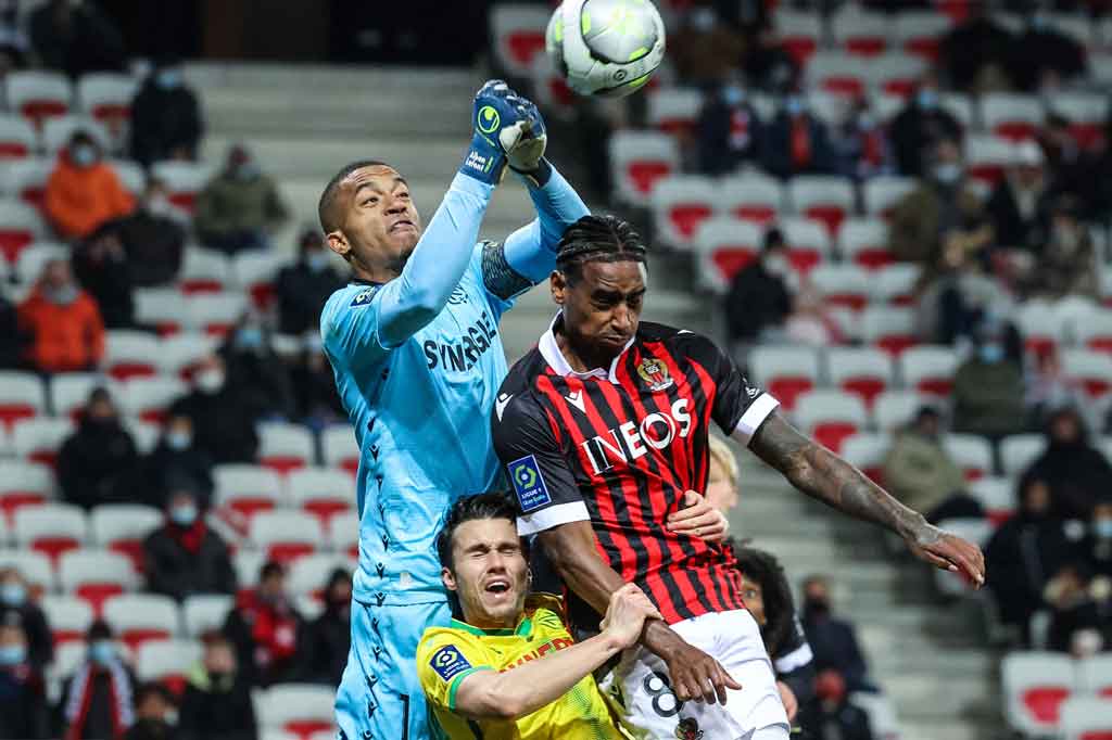 Lafont menghindarkan timnya dari kebobolan lebih banyak lagi delapan menit kemudian setelah melakukan penyelamatan gemilang untuk menggagalkan peluang pemain pengganti Andy Delort. Skor 2-1 bertahan hingga laga usai. 