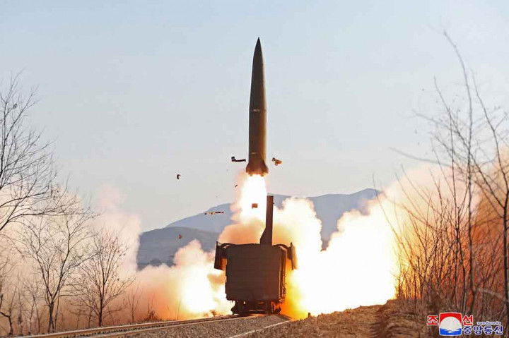 Momen Korea Utara Tembakkan Rudal dari Kereta Api