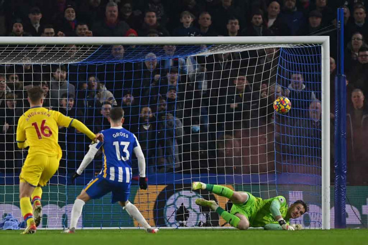 Brighton mendominasi babak pertama dan seharusnya sudah memimpin pada menit ke-38 lewat eksekusi penalti Pascal Goss pada menit ke-38. Sayang bola dapat diantisipasi kiper Palace Jack Butland.