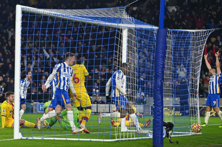 Tuan rumah kemudian menjebol gawang Palace beberapa saat kemudian. Tetapi gol Neal Maupay ini dianulir karena terjadi pelanggaran terhadap Butland setelah VAR mengintervensi keputusan wasit sebelumnya.