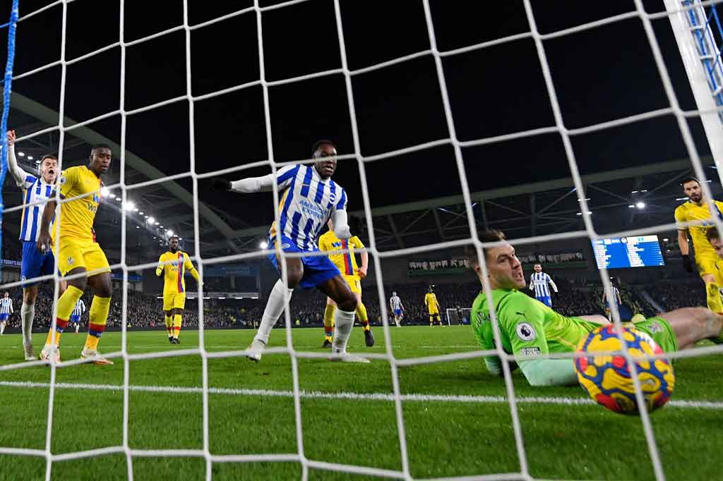 Saat Palace menempuh segala upaya untuk mengamankan tiga poin,  bek asal Denmark Joachkim Anderson tidak sengaja membelokkan bola ke gawangnya sendiri tiga menit menjelang pertandingan usai.