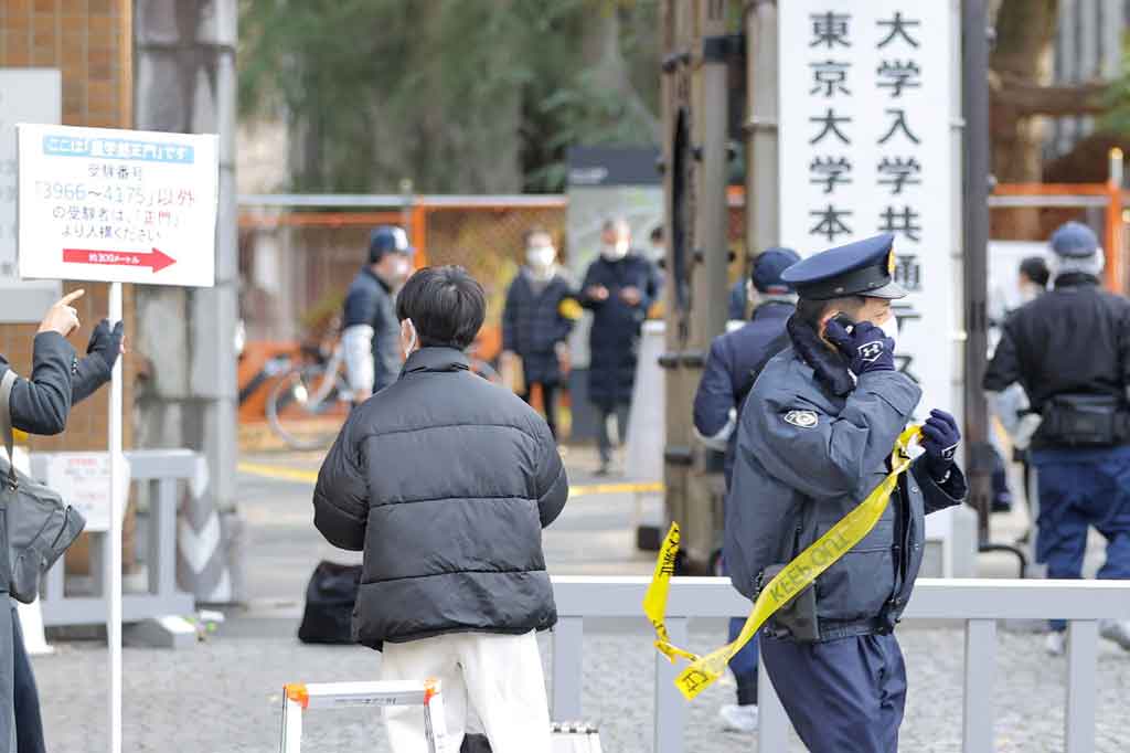 Penyiar NHK menyebutkan tiga orang pingsan setelah terluka ketika seorang siswa menyerang mereka dengan benda tajam saat mengikuti ujian. Menurut surat kabar Asahi, terduga pelaku, siswa SMA berusia 17 tahun berhasil diamankan.
