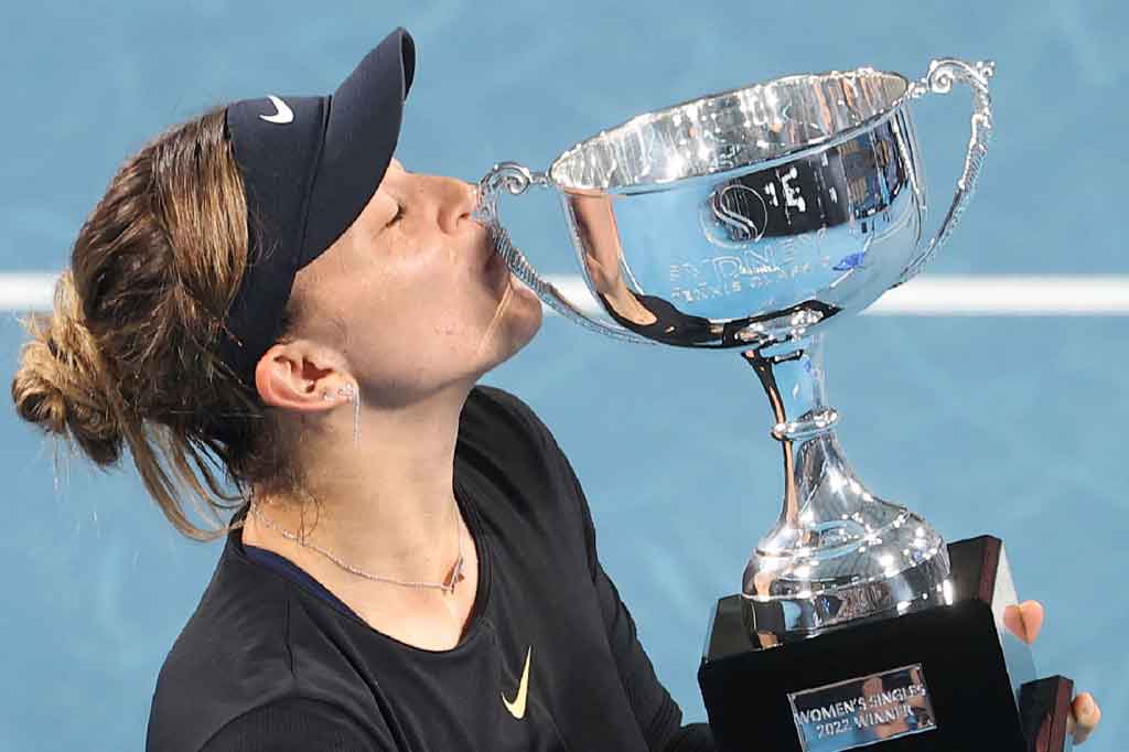 Paula Badosa mencium trophi usai berhasil mengalahkan juara Prancis Terbuka Barbora Krejcikova di final Sydney Classic, Sabtu, 15 Januari 2022. 