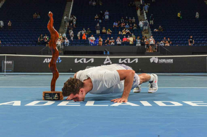 Favorit tuan rumah Thanasi Kokkinakis mengklaim gelar ATP pertama dalam karirnya, Sabtu, 15 Januari 2022, setelah mengalahkan Arthur Rinderknech dalam tiga set di final Adelaide International.