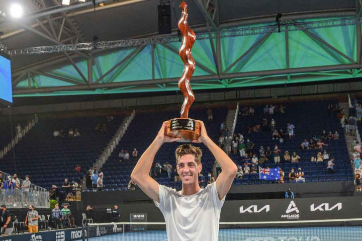 Petenis Australia itu menang dengan skor 6-7 (8/6), 7-6 (7/5), 6-3 dalam waktu dua jam 38 menit.