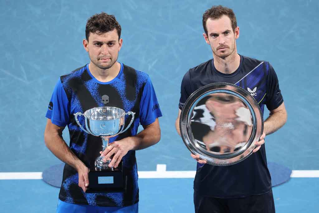 Petenis asal Rusia, Karatsev dengan mudah mengalahkan Murray dua set langsung dengan skor 6-3, 6-3.