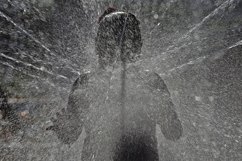 Seorang anak melakukan pendinginan di tengah gelombang panas musim panas di Buenos Aires, Argentina, 13 Januari 2022.