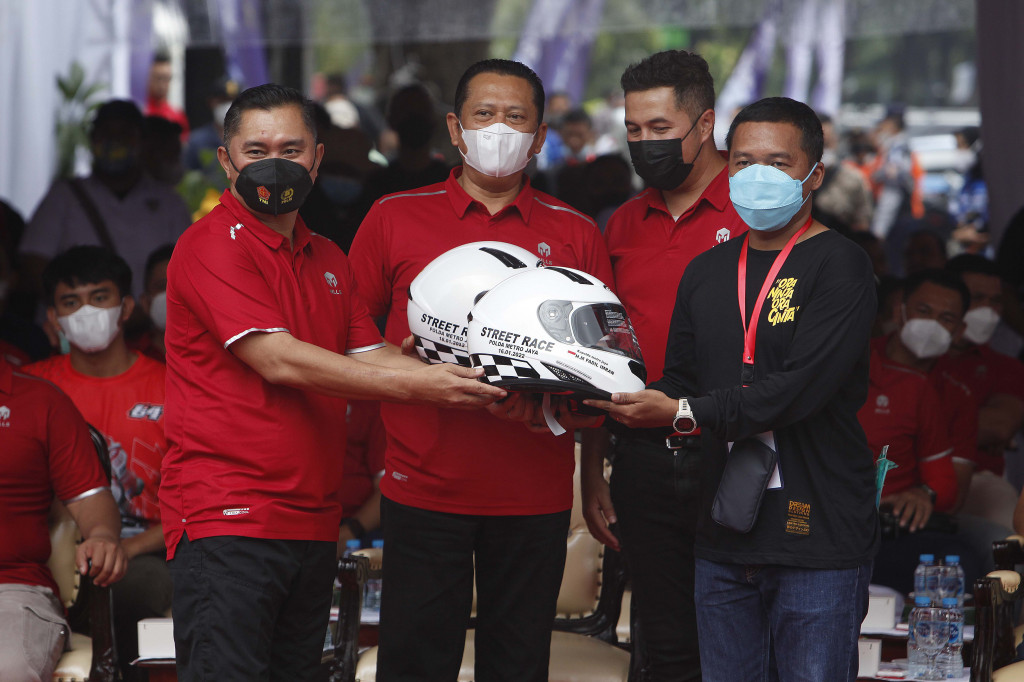 Kapolda Metro Jaya Inspektur Jenderal Mohammad Fadil Imran (kiri) didampingi Ketua Majelis Permusyawaratan Rakyat (MPR) Bambang Soesatyo (kedua kiri) dan pebalap nasional Rifat Sungkar (kedua kanan) membuka ajang Street Race yang digelar Ditlantas Polda Metro Jaya di Taman Impian Jaya Ancol, Jakarta, Minggu, 16 Januari 2022.